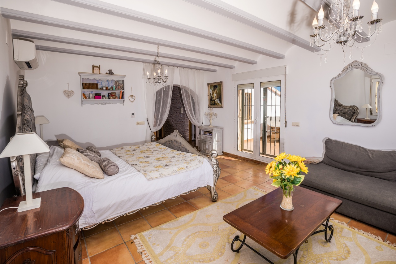 Villa independiente de 6 dormitorios con un apartamento de 3 dormitorios en venta en Javea
